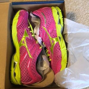 NIB Mizuno Wave Precision 13 Pink/Ylow Shoes Sz 11